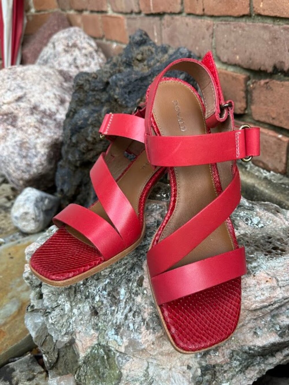 Donald Pliner Leather Kamele Sandals Red/Tomato Size 9M